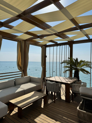Pergola avec voile : une protection solaire souple