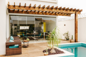 Pergola sans voile : une structure ouverte et décorative